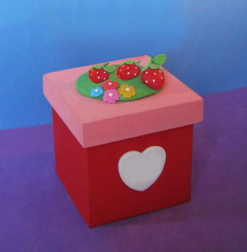 Caixa mdf decorada com moranguinhos de biscuit lembrancinha