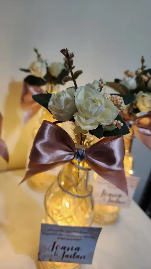 Centro de mesa floral creme rustico com luz
