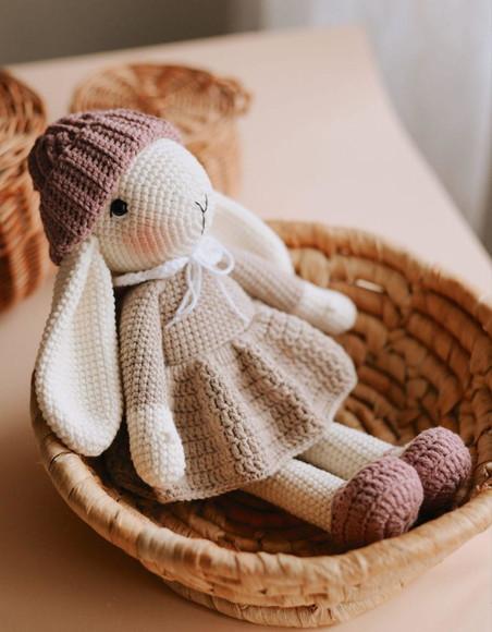 Amigurumi Coelha Doçura de Vestido e Gorro de Crochê