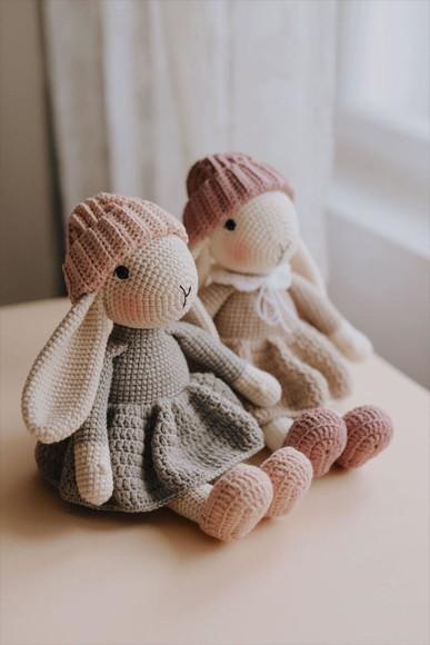 Amigurumi Coelha Doçura de Vestido e Gorro de Crochê