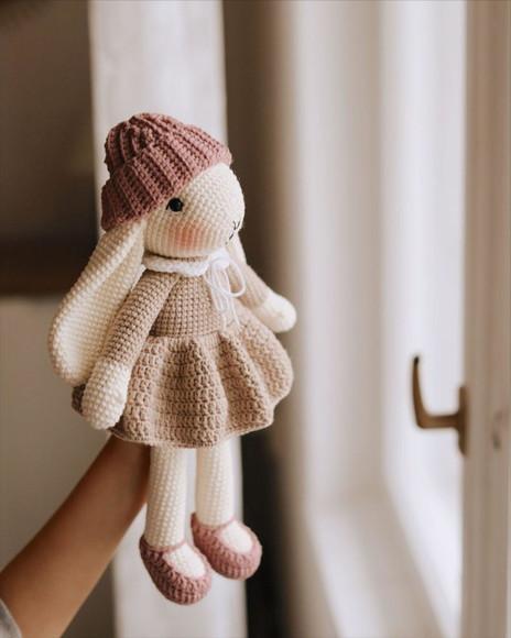 Amigurumi Coelha Doçura de Vestido e Gorro de Crochê