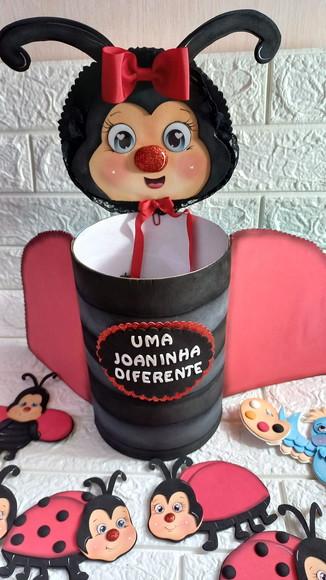 a Joaninha Diferente História na Lata.