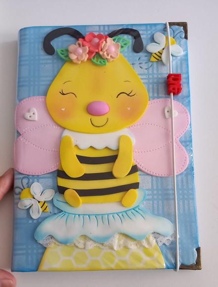 Caderno de Brochura Personalizado em Eva Abelha Fofa.