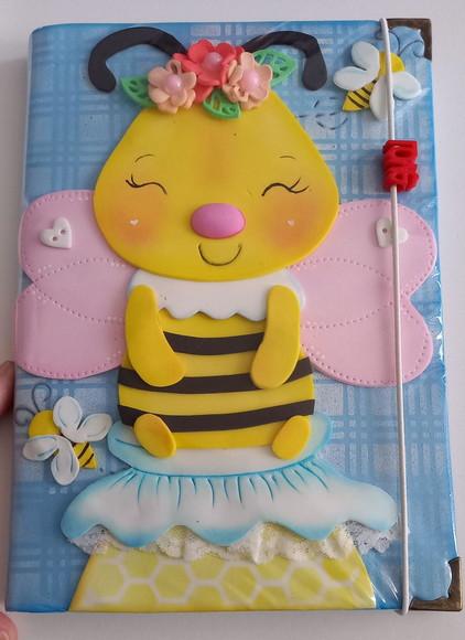 Caderno de Brochura Personalizado em Eva Abelha Fofa.