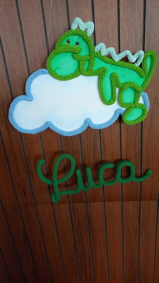Porta Maternidade Tema Dino na Nuvem??