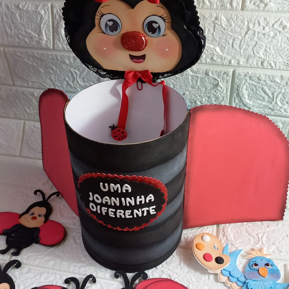 a Joaninha Diferente História na Lata cenario