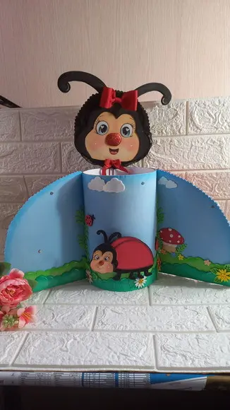 a Joaninha Diferente História na Lata.