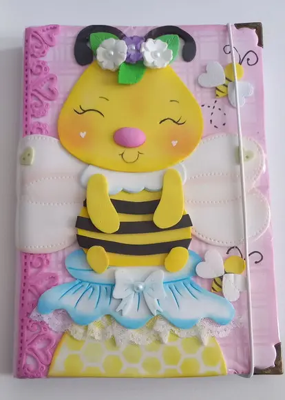 Caderno de Brochura Personalizado em Eva Abelha Fofa.