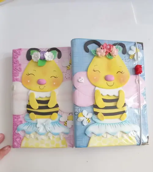 Caderno de Brochura Personalizado em Eva Abelha Fofa.