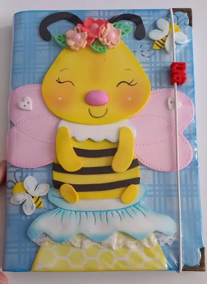 Caderno de Brochura Personalizado em Eva Abelha Fofa.