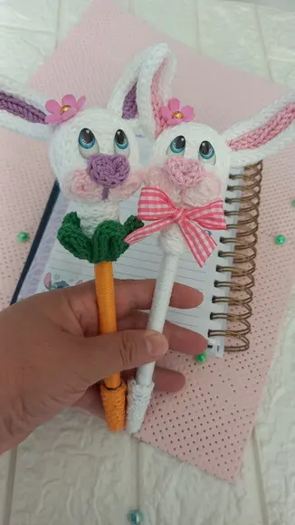 Caneta Artesanal Cenoura e Coelho em Tricotin