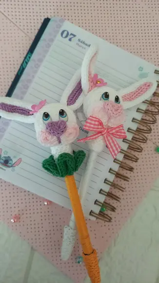 Caneta Artesanal Cenoura e Coelho em Tricotin