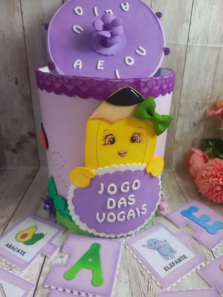 Jogo das Vogais na Lata.