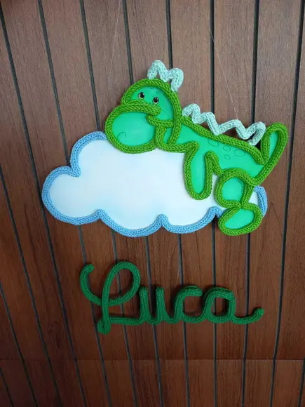 Porta Maternidade Tema Dino na Nuvem??