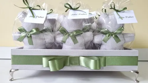 Bandeja Forrada com 25 Ursinhos Sachê Personalizados — Lembrancinha Chá de Bebê Masculino