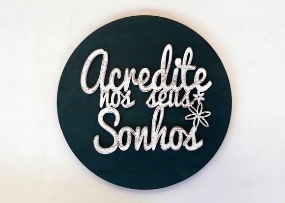 Quadro redondo com aplique em MDF de frase (Deus no comando)