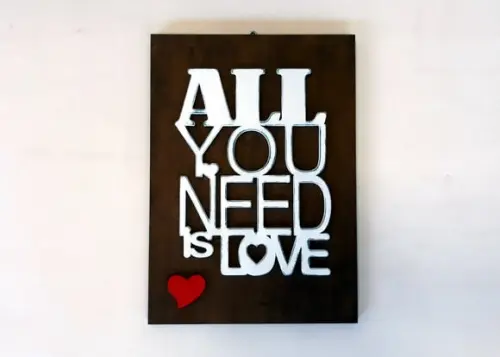 Placa com Aplique em mdf de Frase All You Need Is Love