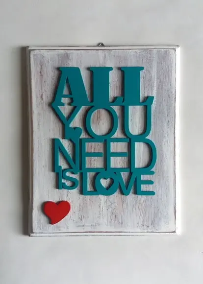 Quadro com aplique de madeira All you need is love
