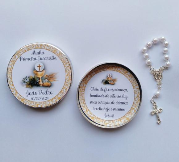 Kit com 139 Latinhas com Mini Terço Primeira Eucaristia