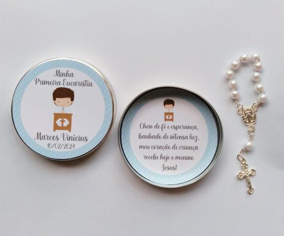 Latinha com Mini Terço Primeira Comunhão Eucaristia Menino