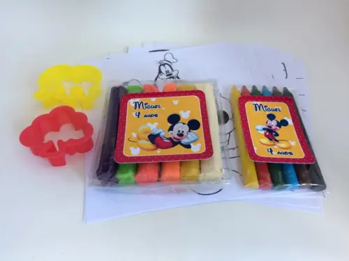 Lembrancinha Kit Massinha, Giz de Cera e Desenhos Mickey