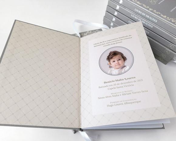 Lembrancinha Batizado Livro de Orações Cinza e Bege
