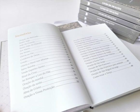 Lembrancinha Batizado Livro de Orações Cinza e Bege