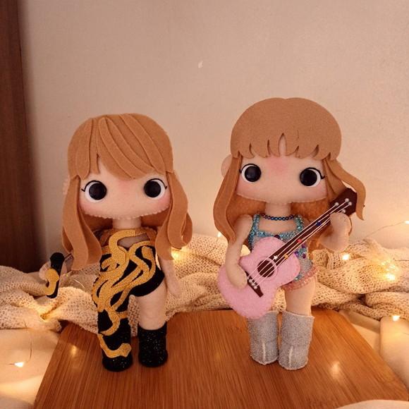 2 Bonecas Taylor Swift - Violão + Versão Dourada
