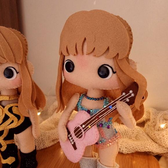 2 Bonecas Taylor Swift - Violão + Versão Dourada