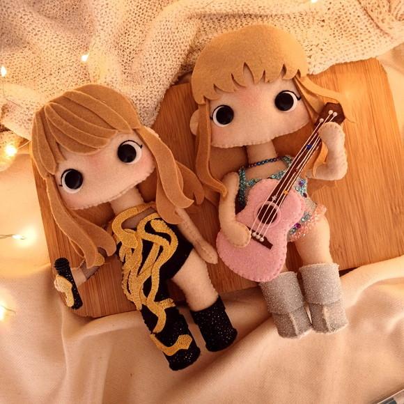 2 Bonecas Taylor Swift - Violão + Versão Dourada
