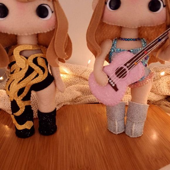 2 Bonecas Taylor Swift - Violão + Versão Dourada