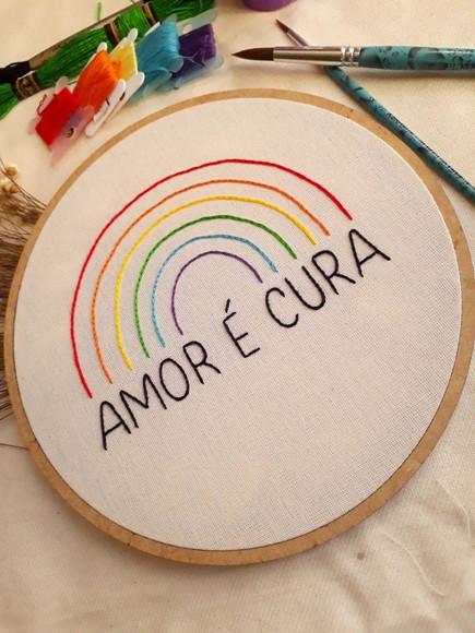 Quadro Bordado - Amor É Cura