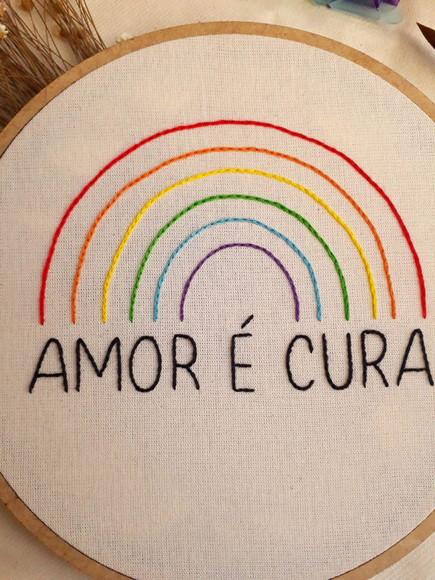 Quadro Bordado - Amor É Cura