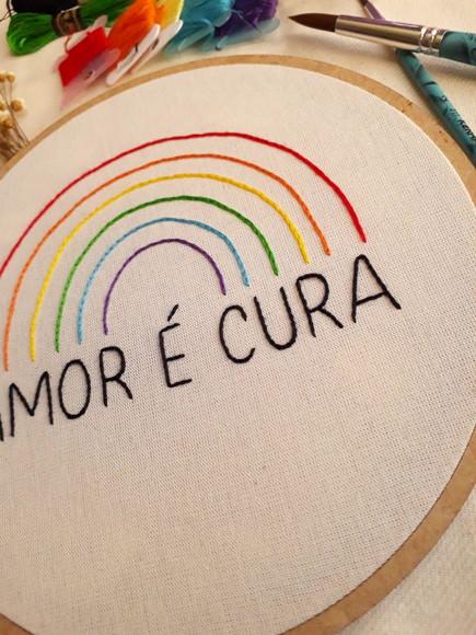Quadro Bordado - Amor É Cura
