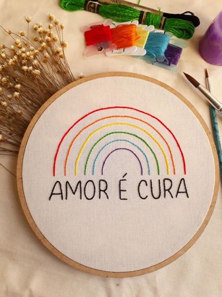 Quadro Bordado - Amor É Cura
