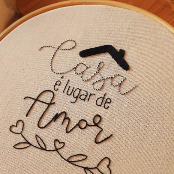 Quadro Bordado - Casa É Lugar de Amor