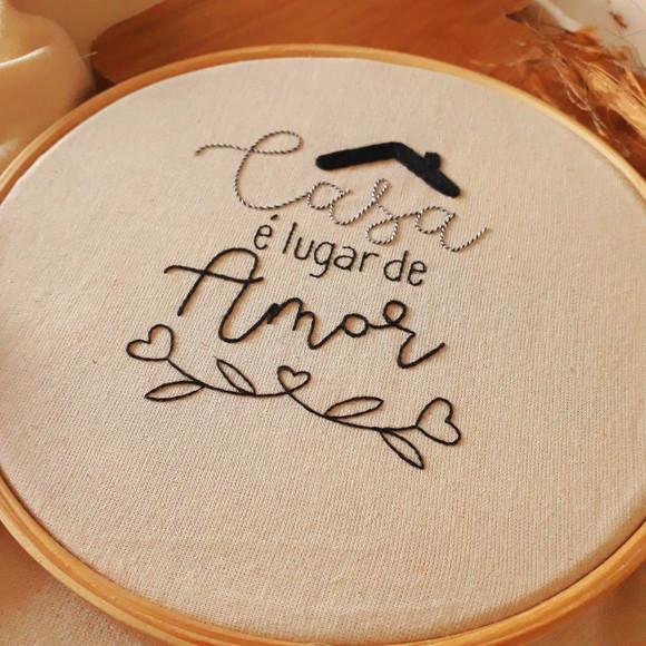 Quadro Bordado - Casa É Lugar de Amor