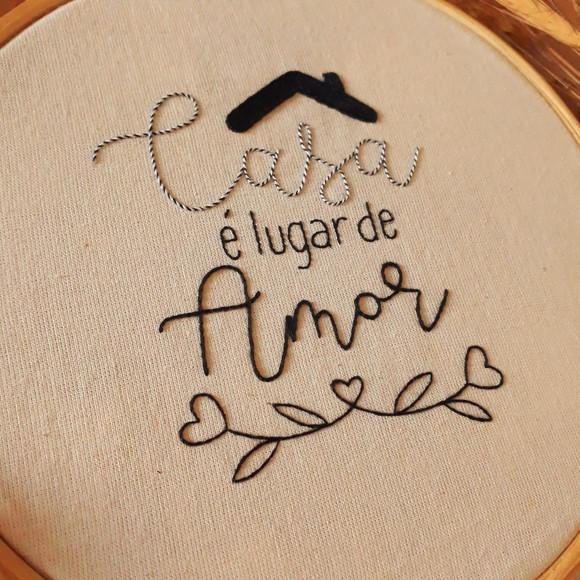 Quadro Bordado - Casa É Lugar de Amor