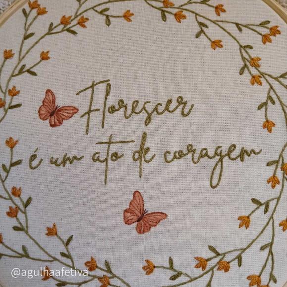 Quadro Bordado - Florescer É Um Ato de Coragem