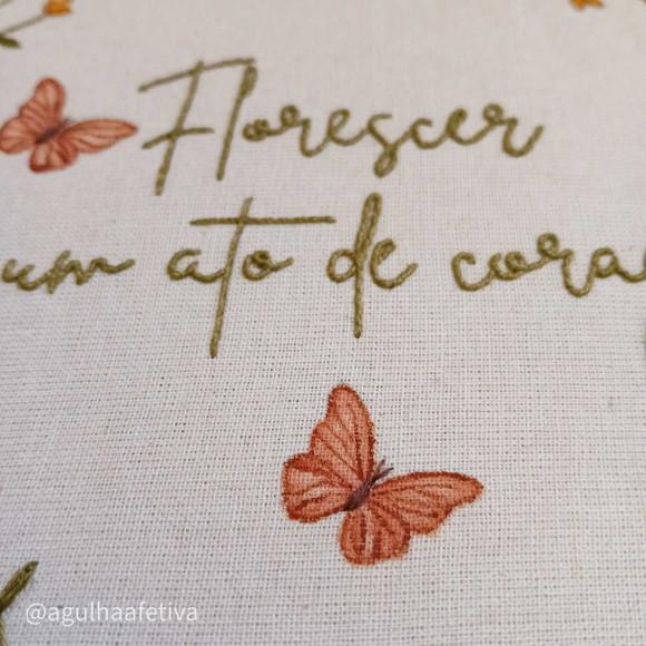 Quadro Bordado - Florescer É Um Ato de Coragem