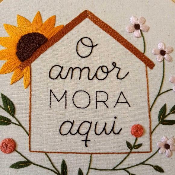 Quadro Bordado o Amor Mora Aqui