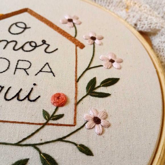 Quadro Bordado o Amor Mora Aqui