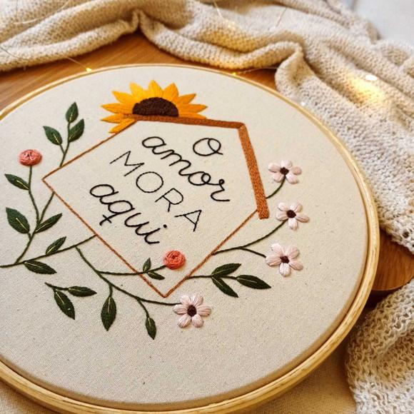 Quadro Bordado o Amor Mora Aqui