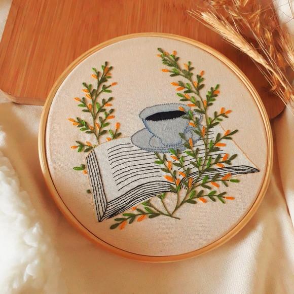 Quadro Bordado Café e Livro