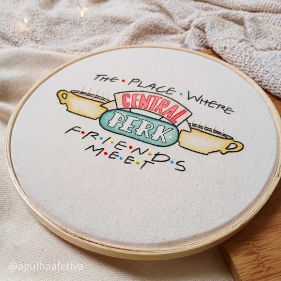 Quadro Bordado Central Perk - Friends