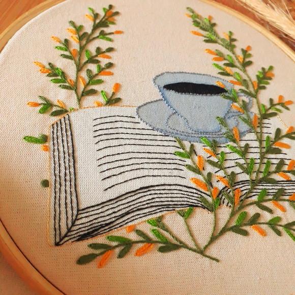 Quadro Bordado Café e Livro
