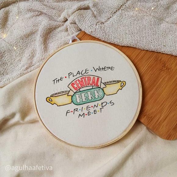 Quadro Bordado Central Perk - Friends
