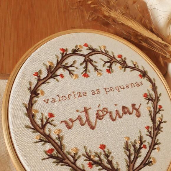 Valorize as Pequena Vitórias - Quadro Bordado em Bastidor