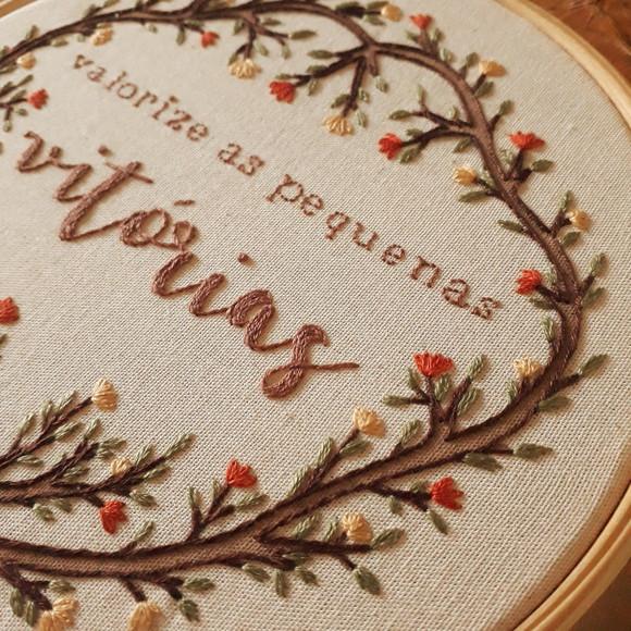 Valorize as Pequena Vitórias - Quadro Bordado em Bastidor