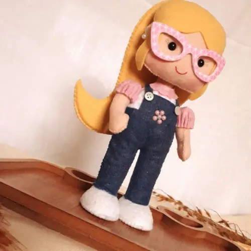 Boneca de Feltro - 25cm